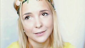 Blond brud fingrar svensk mjukporr och får hennes små bröstvän att spruta